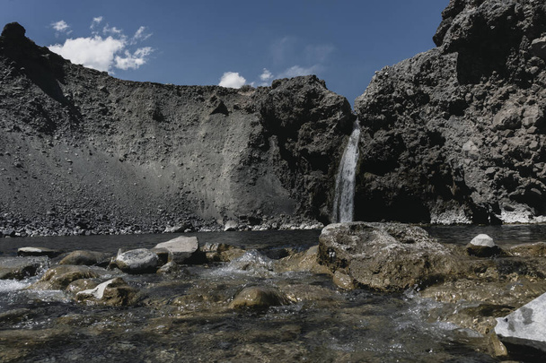 Imponujące poziome zdjęcie turkusowego jasnoniebieskiego wodospadu znajdującego się w Cajon del Maipo, Andes Mountains o nazwie Salto el Yeso, Chilijska Patagonia - Zdjęcie, obraz