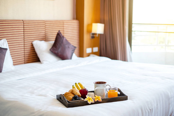 Skup się na owocach. W pokoju hotelowym z owocami, umieścić tacę na łóżku, aby powitać przyjazd gości VIP. - Zdjęcie, obraz