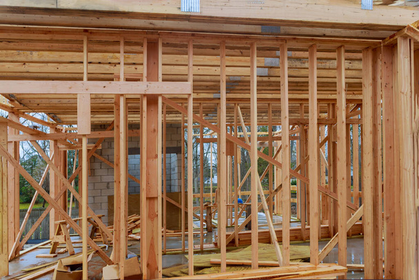 Enquadramento de construção de estrutura de estrutura de construção de casa de madeira em um novo desenvolvimento - Foto, Imagem