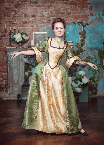 Sorridente bella donna in abito medievale
 - Foto, immagini