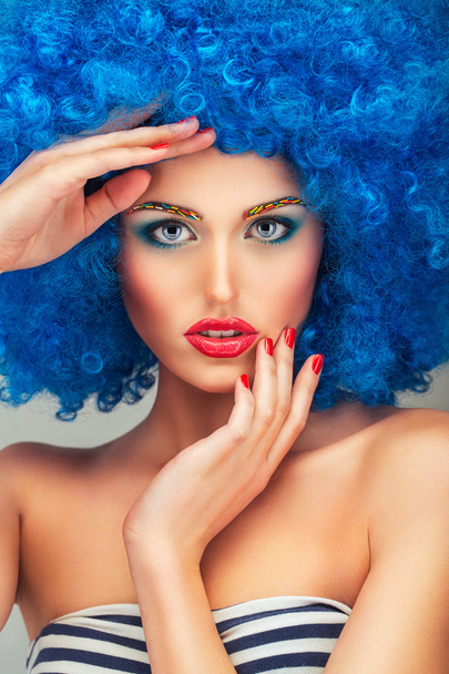 πορτρέτο του μια όμορφη κοπέλα με φωτεινό μακιγιάζ σε μπλε wi - Φωτογραφία, εικόνα