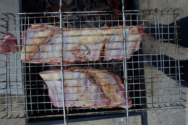 グリルラックの上に豚カルビの大きな作品。焼き肉. - 写真・画像