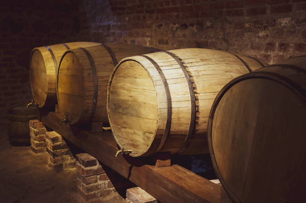 Velhos barris de carvalho para vinho na cave. Vinificação. - Foto, Imagem