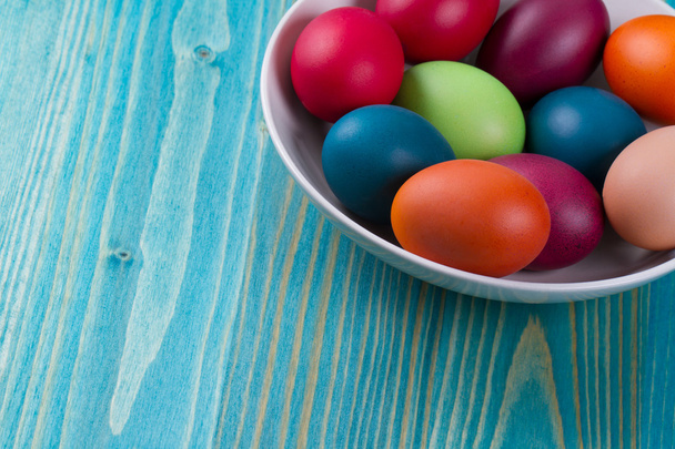 Huevos de Pascua en bowl
 - Foto, imagen