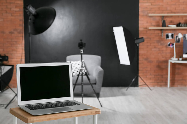laptop moderno no estúdio de fotos - Foto, Imagem