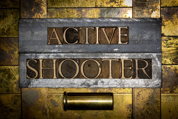 Активный текст шутера с медным пистолетом на гранж текстурированном аутентичном медном и золотом фоне - Фото, изображение