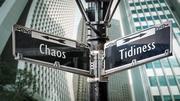Straat teken de richting weg naar Tidiness versus chaos - Foto, afbeelding