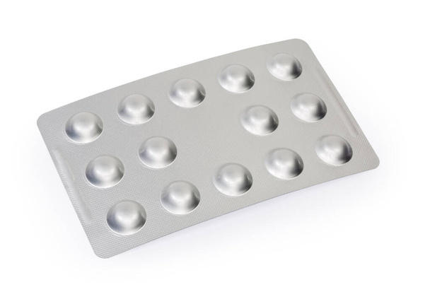 Aluminiumfolie blisterverpakking van farmaceutische producten op een witte achtergrond, close-up in selectieve focus - Foto, afbeelding