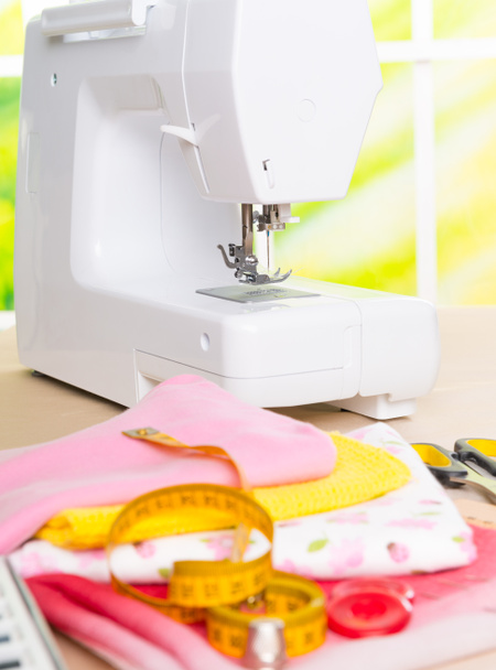 Máquina de coser y accesorios de costura
 - Foto, imagen