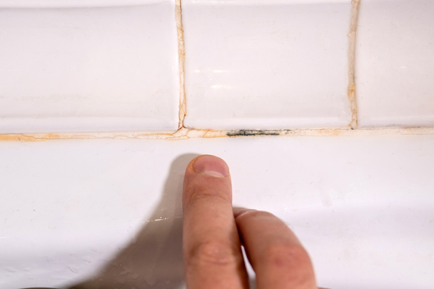 стара цвіль знищує лінії приєднання у ванній кімнаті. старий силіконовий герметик
 - Фото, зображення