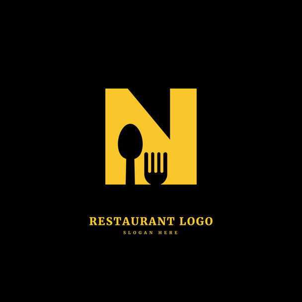 Letra inicial N con cuchara y tenedor para concepto de restaurante. letra N logotipo, apto para la empresa y el negocio culinario. - Vector, Imagen
