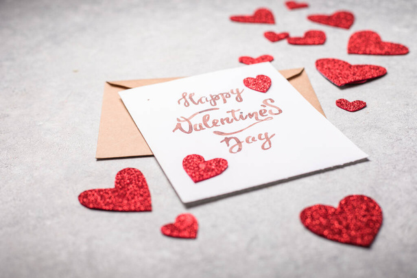 バレンタインデーのポストカード。ヴィンテージコンクリートグレーの背景にハッピーバレンタインの日の碑文と赤の心 - 写真・画像