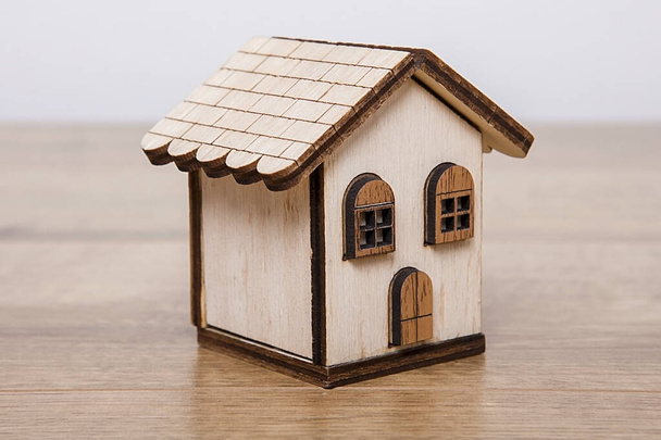 Immobilienmakler-Hausmodell. Kleines Hausmodell aus Holz. Immobilienkonzept. - Foto, Bild
