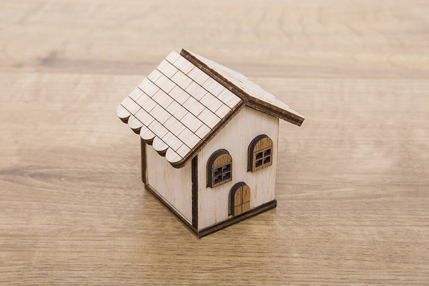 Agente inmobiliario modelo de casa. Modelo de casa pequeña de madera. Concepto inmobiliario. - Foto, imagen