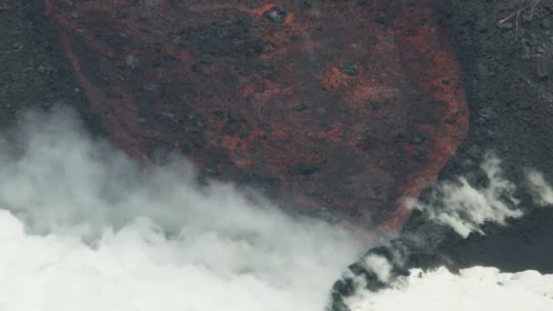 Vzdušná řeka aktivní sopečné lávy tekoucí mořem - Záběry, video