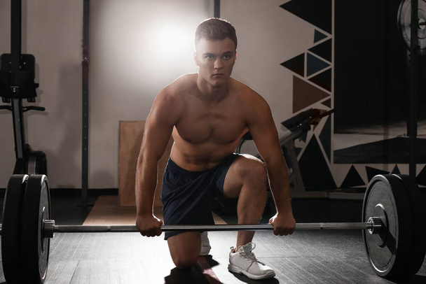 Jóképű izmos férfi edzés tornateremben - Fotó, kép