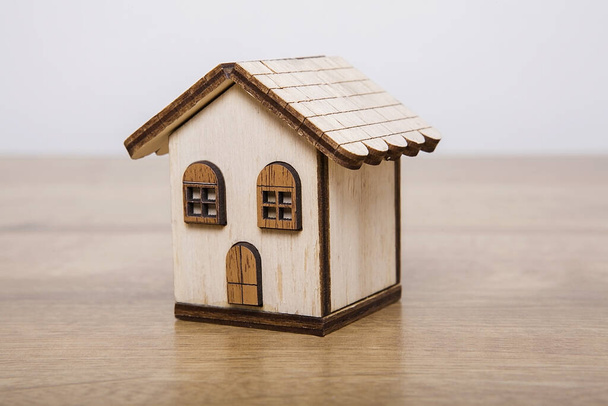 Emlakçı evi modeli. Tahtadan yapılmış küçük bir ev modeli. Emlak kavramı. - Fotoğraf, Görsel
