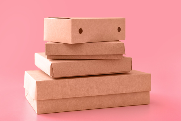 Порожні картонні коробки на кольоровому фоні
 - Фото, зображення
