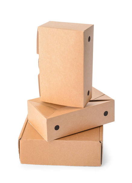 Beyaz arkaplanda boş karton kutular - Fotoğraf, Görsel