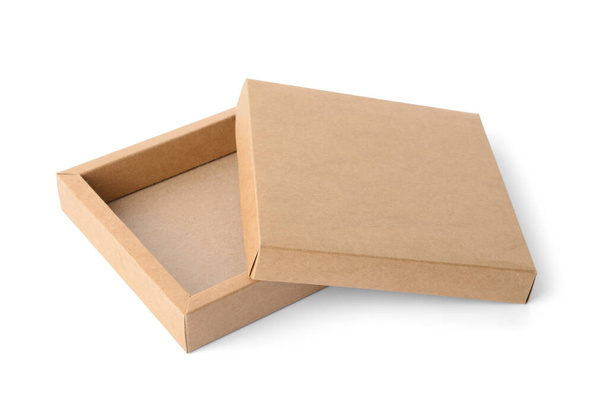 Caja de cartón en blanco sobre fondo blanco - Foto, imagen