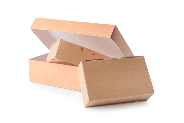 Cajas de cartón en blanco sobre fondo blanco - Foto, imagen
