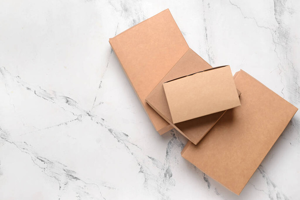 Cajas de cartón en blanco sobre fondo claro - Foto, Imagen