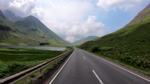 POV strada di guida in acqua dolce Loch Glencoe montagne - Filmati, video