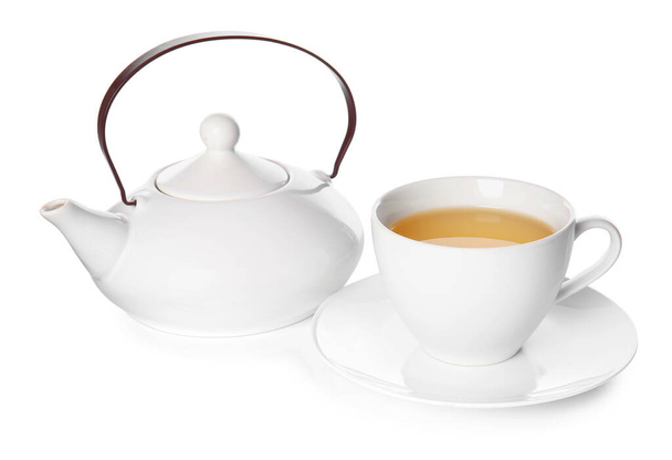Kopje groene thee en theepot op witte achtergrond - Foto, afbeelding