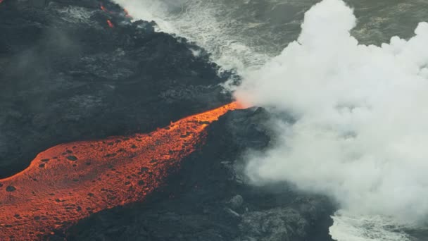 Vista aérea quente lava oceano vapor crescente Havaí - Filmagem, Vídeo