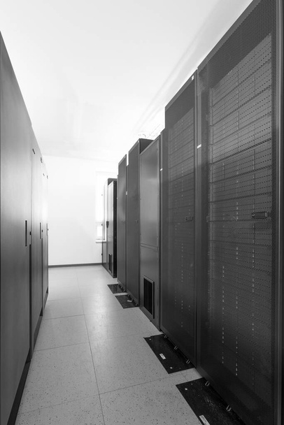 комната для сетевых серверов с стойками - Фото, изображение
