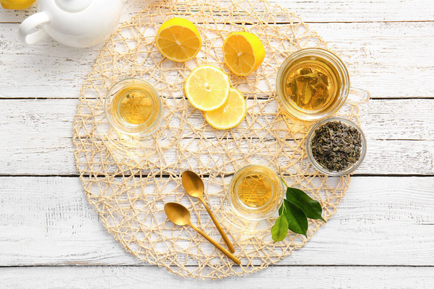 Σύνθεση με φλυτζάνια πράσινο τσάι και λεμόνι στο τραπέζι - Φωτογραφία, εικόνα