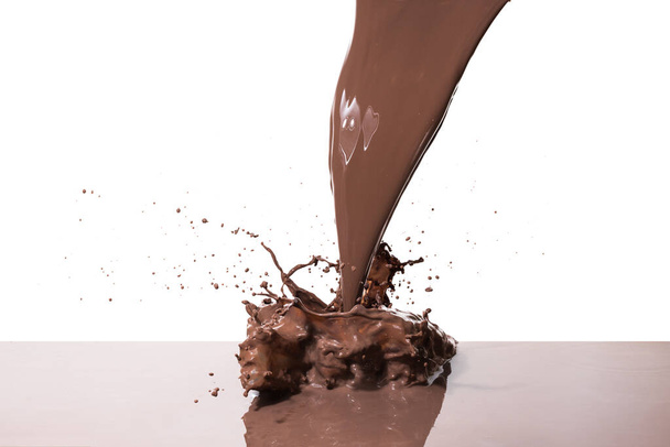 Розщеплення гарячого шоколаду, ізольовані на білому тлі
 - Фото, зображення