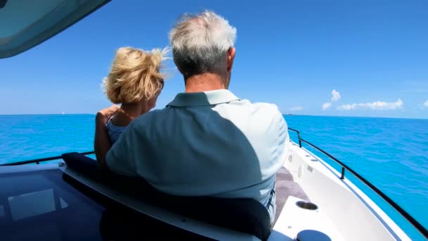 Beztroska para emerytów o wycieczkę jachtem na zewnątrz Bahamy - Materiał filmowy, wideo