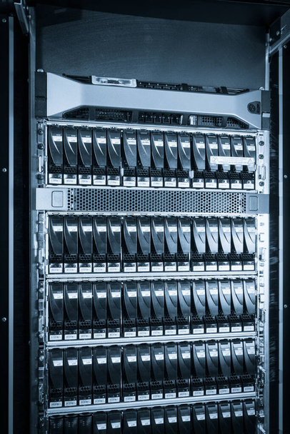 close-up van harde schijven in datacenter - Foto, afbeelding