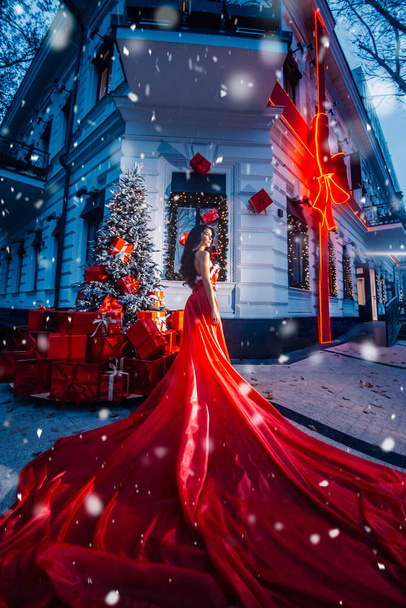 Hermosa mujer en vestido rojo en Navidad - Foto, Imagen