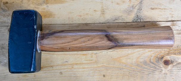 pequeno, mas pesado martelo com hadle de madeira - Foto, Imagem
