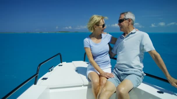 aposentado americano sênior caucasiano casal vela Caribe oceano - Filmagem, Vídeo