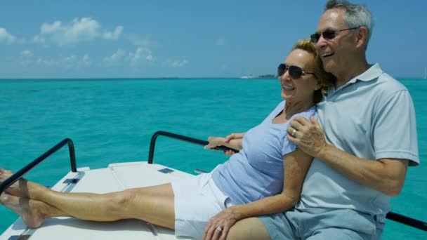 Dojrzałe mąż żona żeglarstwo ocean emerytura życie rekreacja - Materiał filmowy, wideo