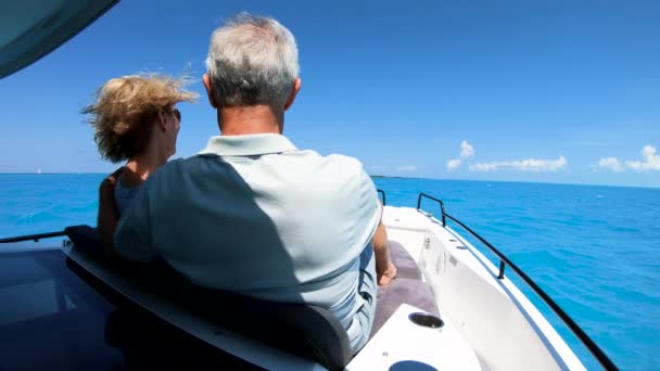 Liebevolle Rentnerin und Ehemann auf Bahamas-Jacht - Filmmaterial, Video