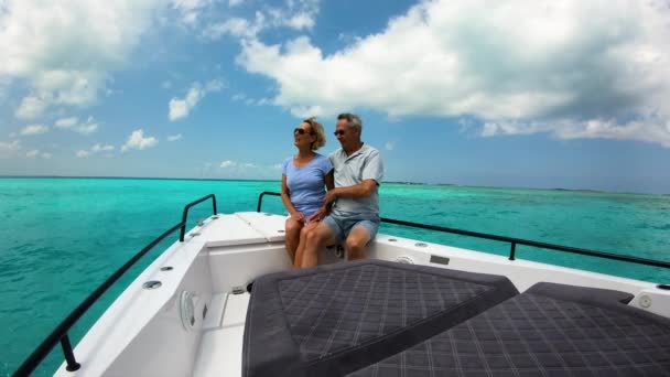 Amante pareja madura caucásica en velero de lujo Bahamas - Metraje, vídeo