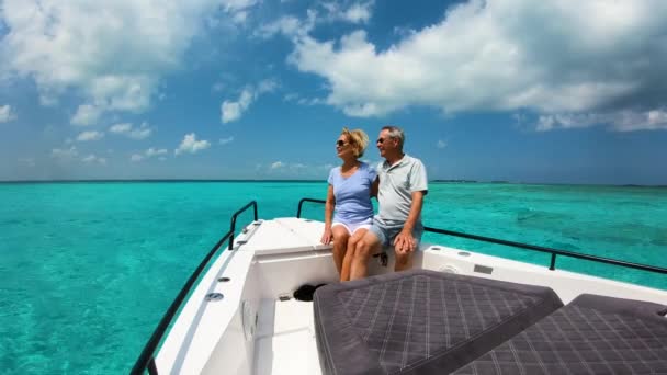 Despreocupado pareja jubilada teniendo viaje en yate al aire libre Bahamas - Metraje, vídeo