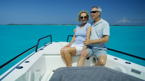 Idosos caucasianos navegando em um veleiro de luxo Bahamas - Filmagem, Vídeo