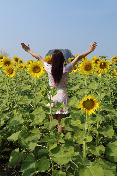 women in field of sunflowers - Foto, imagen