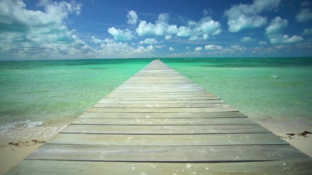 Ostrov s mola na klidné pláži oceánu Bahamy - Záběry, video