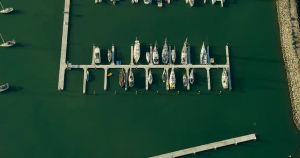 Widok z lotu ptaka St Kilda Pier marina Melbourne - Materiał filmowy, wideo