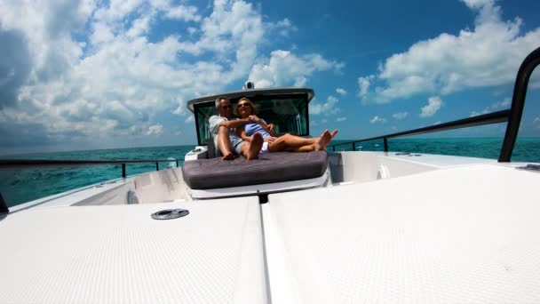 Feliz pareja de ancianos en yate disfrutando de la vela Bahamas - Imágenes, Vídeo