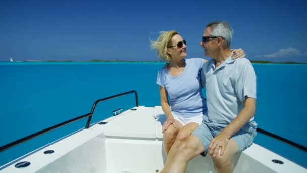 Dojrzałe mąż żona żeglarstwo łódź emeryturę rekreacji rekreacyjnej - Materiał filmowy, wideo