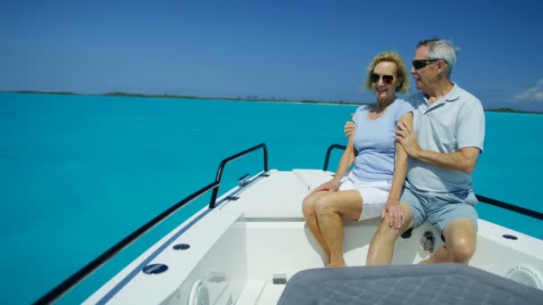 Aktivní důchodce kavkazský pár na plachetnici venku Bahamy - Záběry, video