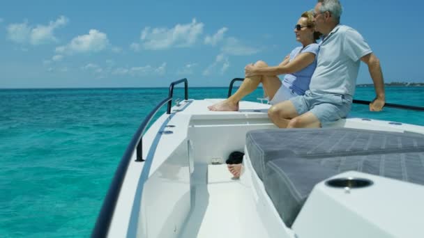 Felice sana coppia caucasica spensierata vela yacht di lusso - Filmati, video
