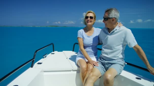 Karayip Okyanusu 'na birlikte yelken açan sağlıklı yaşlı beyaz çift. - Video, Çekim
